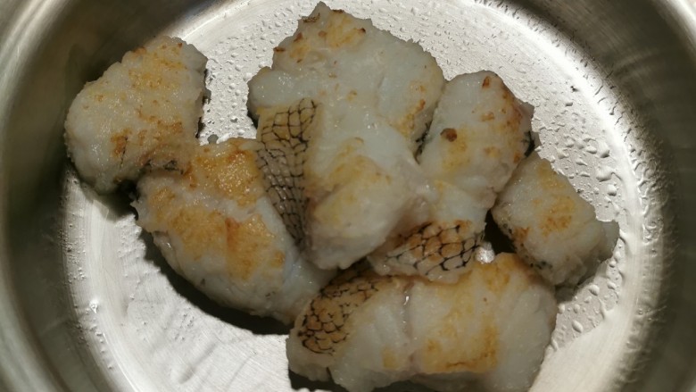 鳕鱼炖豆腐,放入煎好的鱼块