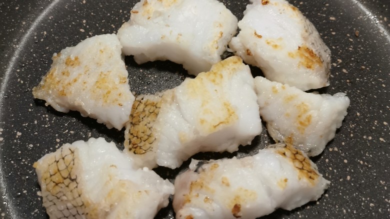 鳕鱼炖豆腐,煎锅 倒入2汤匙食用油  油热放入鱼块 煎至两面有微微焦黄颜色 备用