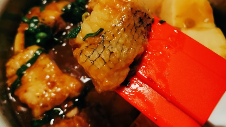 鳕鱼炖豆腐,炖到酱汁浓稠 色泽红亮