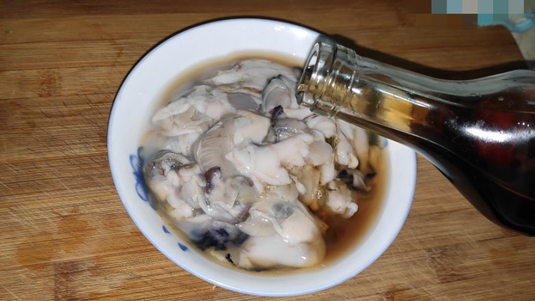 牡蛎豆腐汤,牡蛎中倒入料酒和盐腌制20分钟