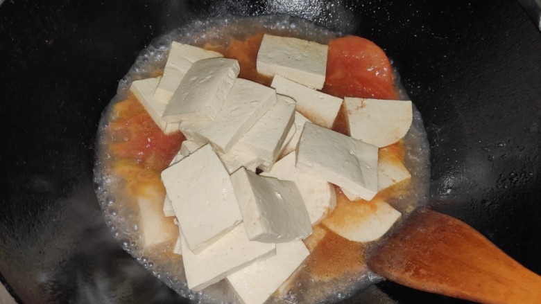 牡蛎豆腐汤,西红柿出红汤后倒入豆腐