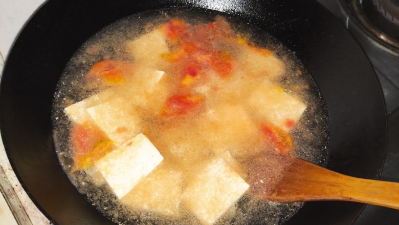 牡蛎豆腐汤,加入水和姜片一直熬