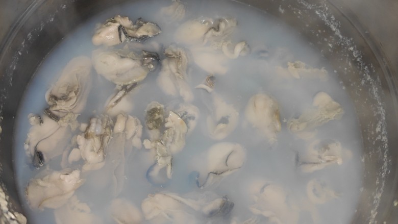 牡蛎豆腐汤,此时把腌制好的牡蛎放另外一锅中焯水
