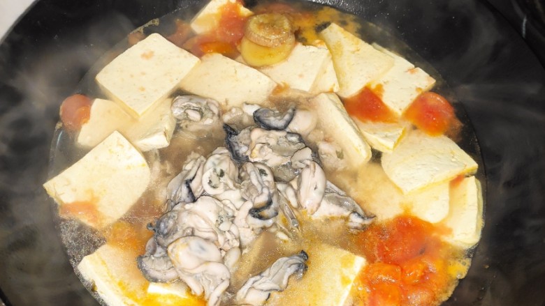 牡蛎豆腐汤,捞出洗净后放入锅中熬