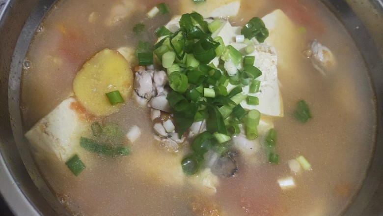 牡蛎豆腐汤,出锅后撒入葱花