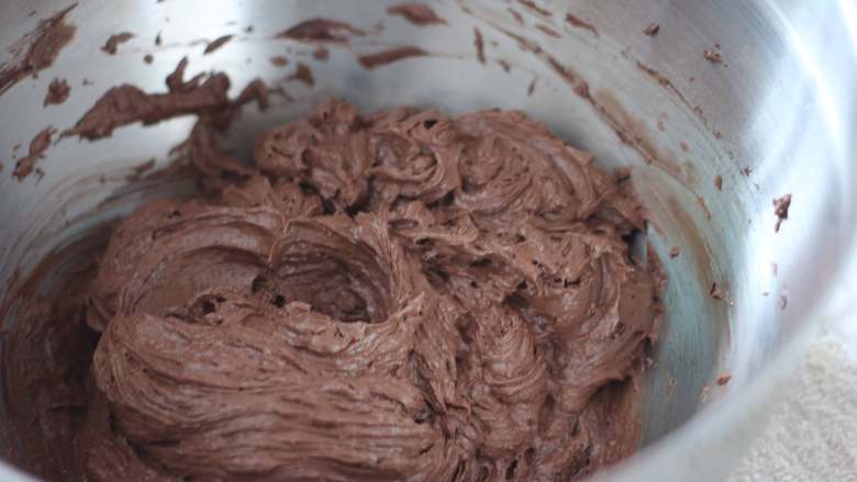 明知是错我却一错再错！热量炸弹—巧克力海盐磅蛋糕,最后状态，体积蓬松颜色变浅，没有明显水油分离的渣滓感。
