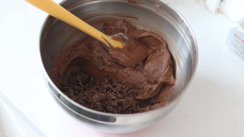 明知是错我却一错再错！热量炸弹—巧克力海盐磅蛋糕,10. 加入切碎的巧克力海盐块，用刮刀拌至拌匀。这一步不要过度翻拌，容易起筋
