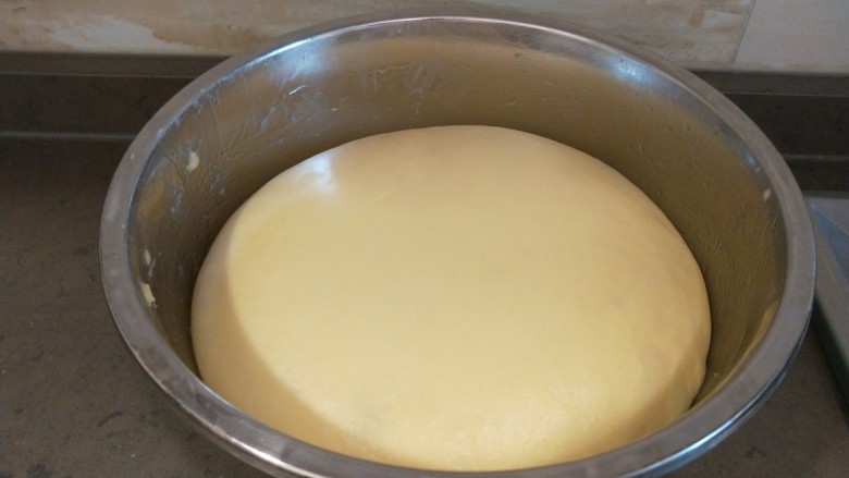 吐丝面包,放入盆中发酵两倍大。