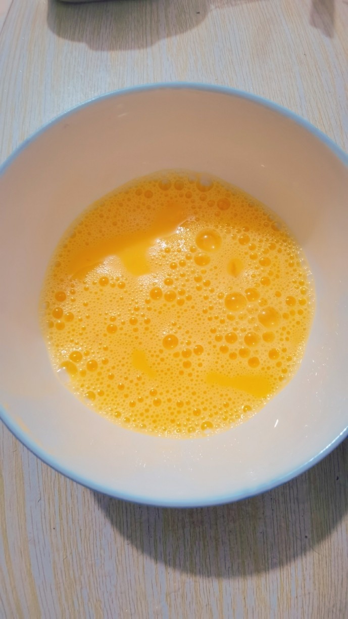 紫菜鸡蛋汤,<a style='color:red;display:inline-block;' href='/shicai/ 9'>鸡蛋</a>打入碗里，搅拌成蛋液