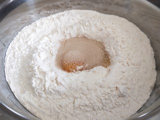 鳕鱼饼,面粉500克加入一个鸡蛋，5克酵母。