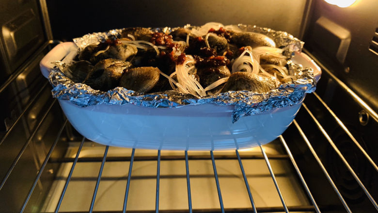 花蛤粉丝,烤箱直接上下火230度，中层，开烤；