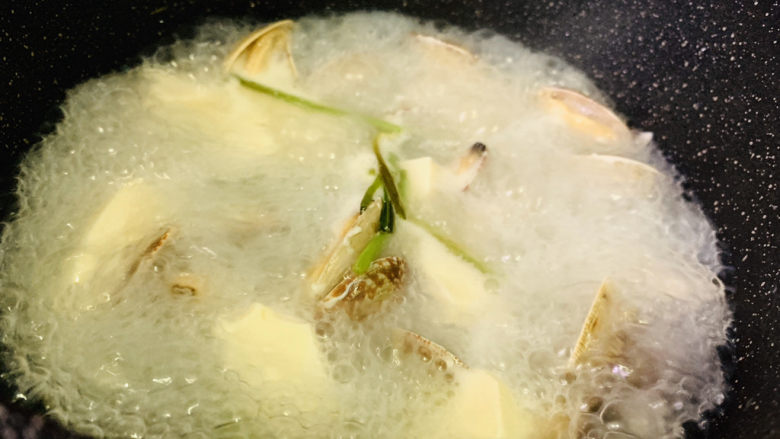 花蛤豆腐汤,翻开锅盖，非常的香；