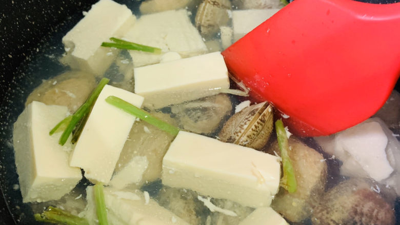 花蛤豆腐汤,轻轻搅拌，让汤覆盖全部；