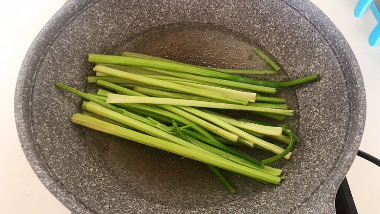 芹菜炒木耳,把芹菜叶子摘掉，只留下芹菜茎做菜，水烧开后把芹菜放入锅中，焯水1分钟