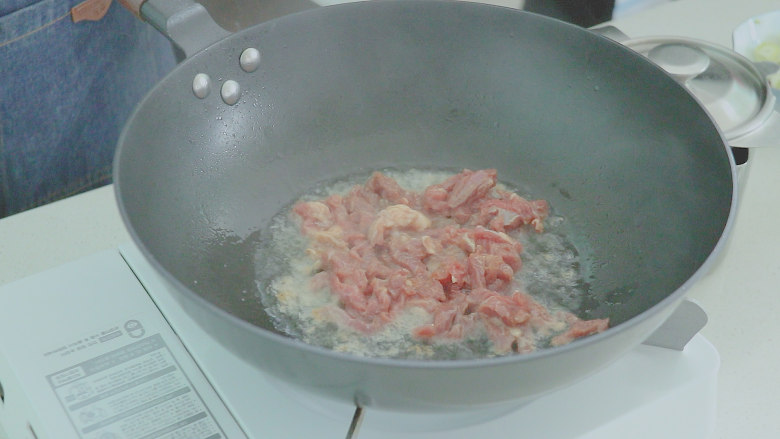 牛肉丝炒芹菜,将腌制好的牛肉丝，下锅翻炒