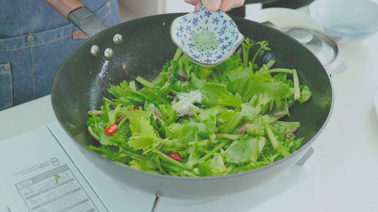 牛肉丝炒芹菜,再加入蔬菜鸡精调鲜