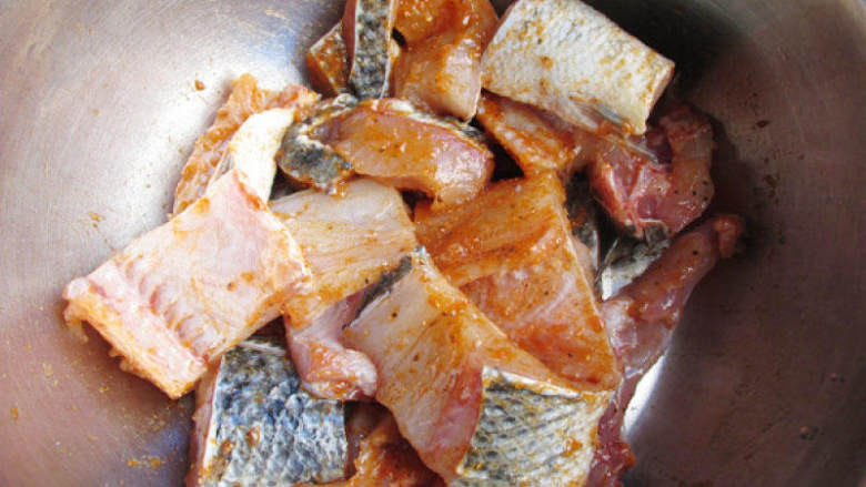 法式黑椒烤鱼,抓拌均匀腌制半小时