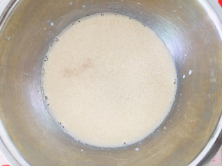奶香小馒头,牛奶与酵母混合静止5分钟。