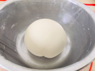 奶香小馒头,揉光滑密封发酵。