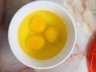 牡蛎炒蛋,鸡蛋打入碗中