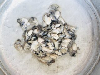 牡蛎炒蛋,牡蛎流水冲洗，一定要仔细清洗干净，可能有残留的壳在里面