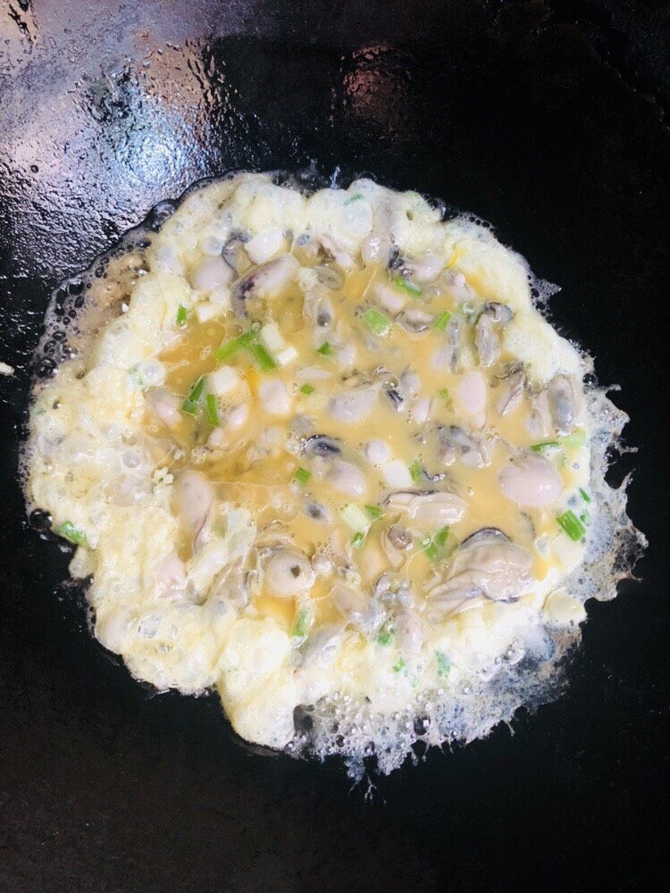 牡蛎炒蛋,倒入海蛎蛋液
