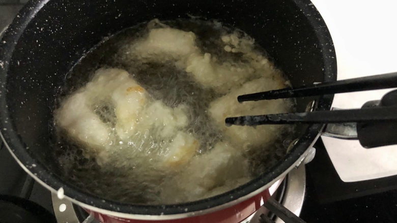 糖醋龙利鱼➕红腮点点相思泪,油六成热，中小火，一条条加入鱼柳下锅炸
