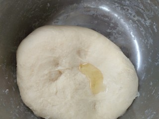 全麦面包,揉成面团后倒入色拉油/黄油，在继续揉面，揉成面团光滑起筋膜。