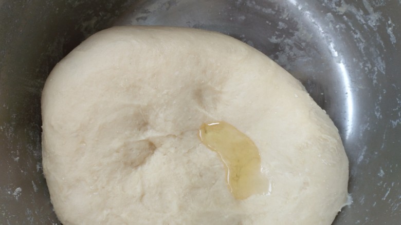 全麦面包,揉成面团后倒入色拉油/黄油，在继续揉面，揉成面团光滑起筋膜。