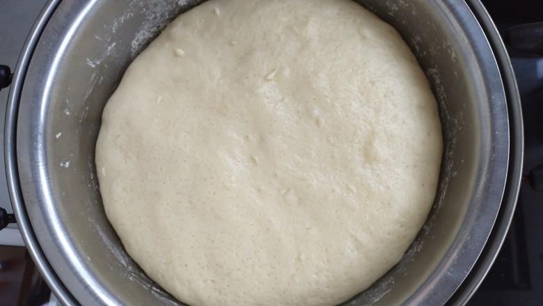 全麦面包,没有发酵的机器，天气也冷，做一点热水，把这个面放入热水锅中发酵，发至2.5倍大