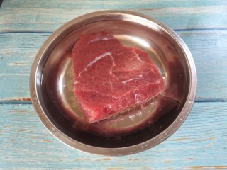 牛肉丝炒芹菜,牛肉放水里浸泡30分钟