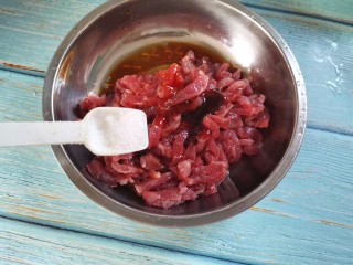 牛肉丝炒芹菜,加入少许盐