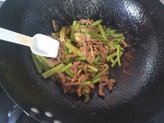 牛肉丝炒芹菜,出锅前加入少许味精提鲜