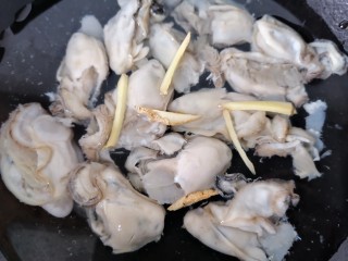 牡蛎炒蛋,将牡蛎肉放入锅内焯下水，放入适量生姜去腥