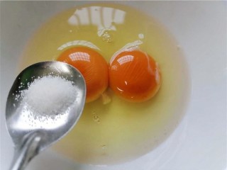 牡蛎炒蛋,鸡蛋磕入碗中加入少许盐调味
