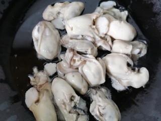 牡蛎炒蛋,放入牡蛎肉煎一下