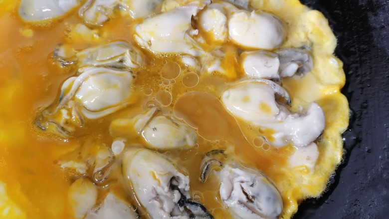 牡蛎炒蛋,将蛋液倒入锅内