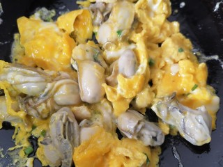 牡蛎炒蛋,将鸡蛋炒成小块