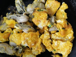 牡蛎炒蛋,鸡蛋煎至两面金黄即可出锅