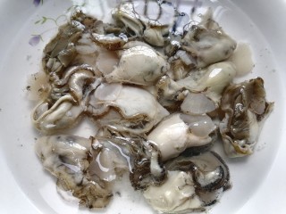 牡蛎炒蛋,牡蛎肉放入水中多清洗几次去除杂质
