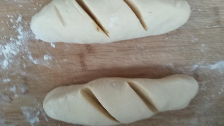 全麦面包,分成两个，中间划两刀