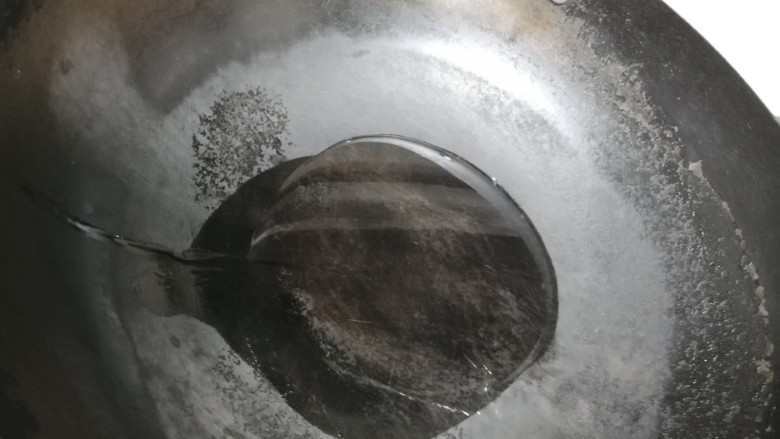 韭黄炒虾仁,开火加热锅，倒入油。