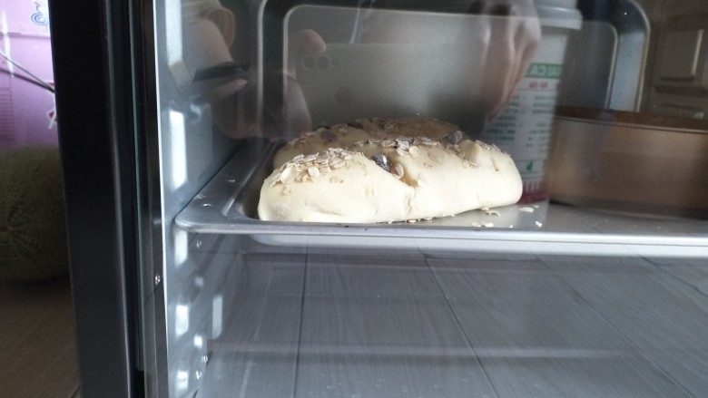 全麦面包,发酵好的面团，放入烤箱上下管，170°C中层，20分钟