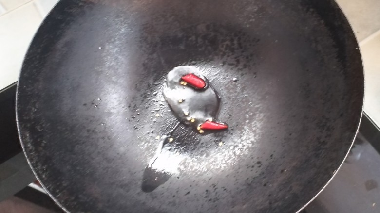 土豆鸡块焖饭,锅内无水，热锅凉油，油热后，放入辣椒