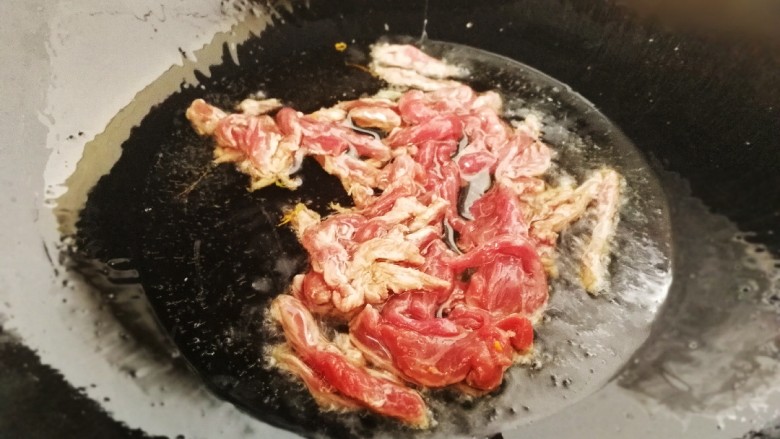 家常凉菜,锅中再次倒入适量油，油六成热下肉条翻炒。