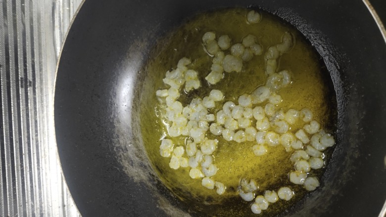 韭黄炒虾仁,将备好的虾仁倒入6成热的油中，防止营养成份破坏