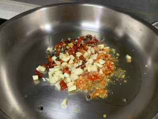 爆炒田螺肉,放入姜蒜，泡椒，干辣椒和青花椒