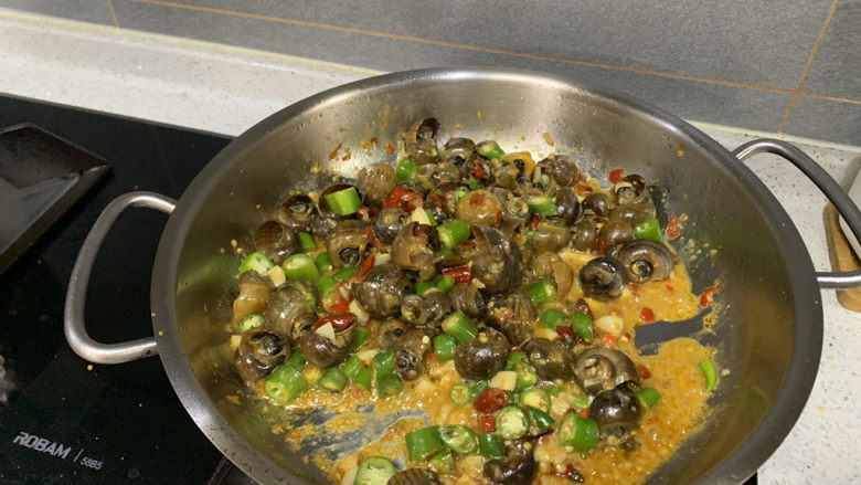 爆炒田螺肉,中火煮至水分快干的时候放辣椒，炒至断生即可