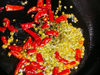 爆炒田螺肉,锅中倒油，油热后先放入干辣椒和花椒