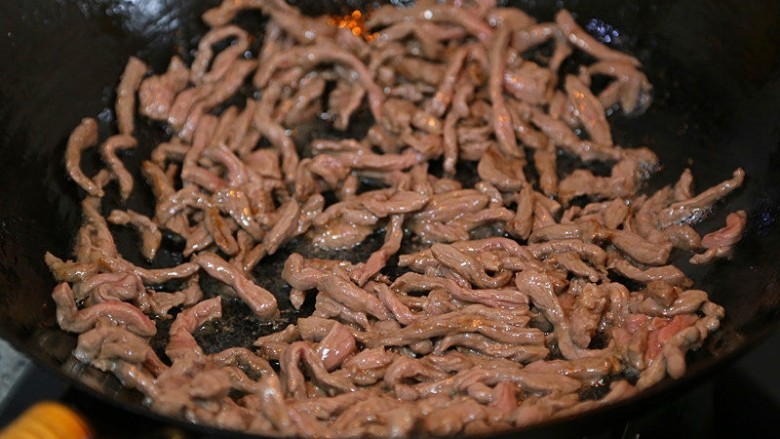 牛肉丝炒芹菜,起锅烧油，先把牛肉丝滑炒山来。